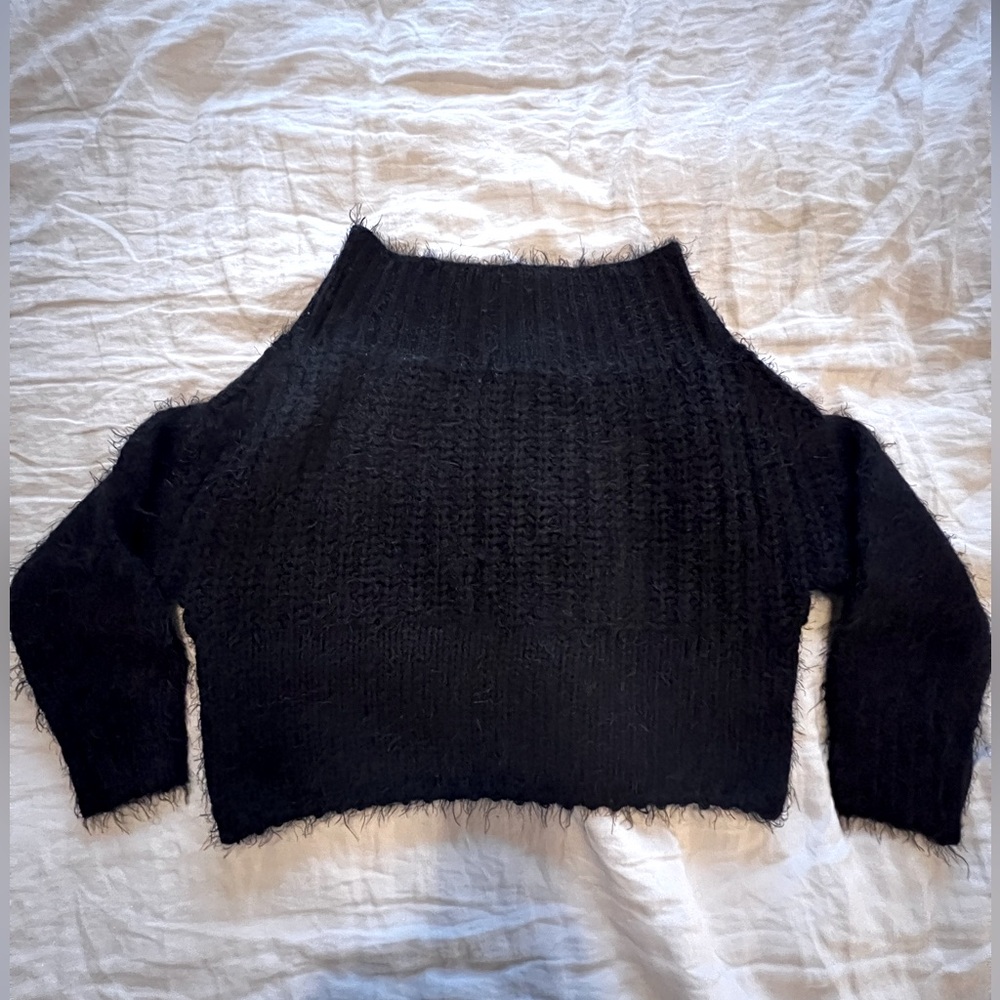 Mendocino Black Fuzzy Crop Sweater